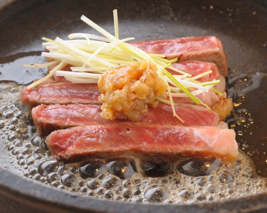 幻の久慈砂鉄鍋で焼く神戸牛は柔らかく仕上がります。