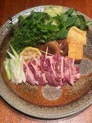 創業３０年老舗河内鴨ロースのすき焼き京九条ねぎとの相性抜群熟成秘伝のかえしで料亭店主が給仕致します。