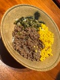 セットメニュー　そぼろご飯　小鉢　漬物　ランチにお付け致します。