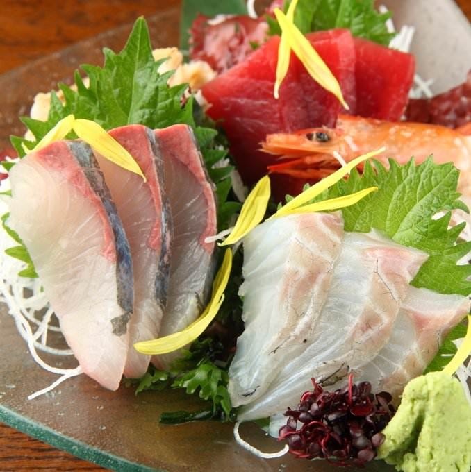 居酒屋さがみのお刺身盛り合わせの様子