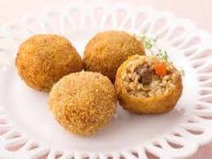 モッツァレラチーズが入ったシチリア風ライスコロッケ