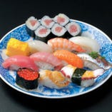 【匠の技】
旬の鮮魚を熟練の技術で握る寿司は見事！