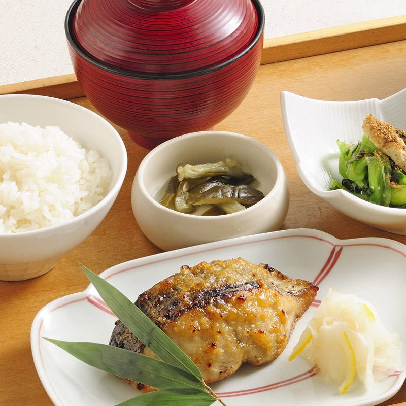 おばん菜三種・メイン料理・白米・おみそ汁・お漬ものが付くランチ