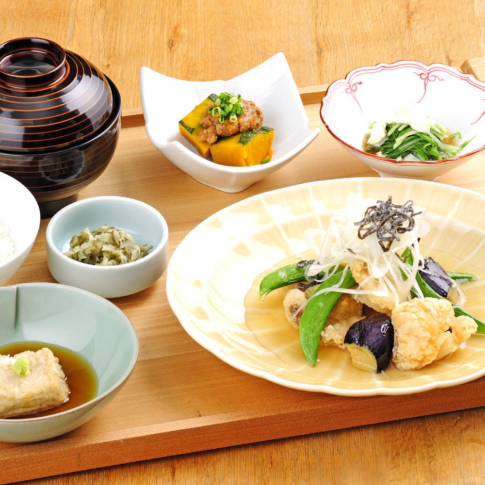 お盆にのせられた菜な 渋谷マークシティ店の御膳