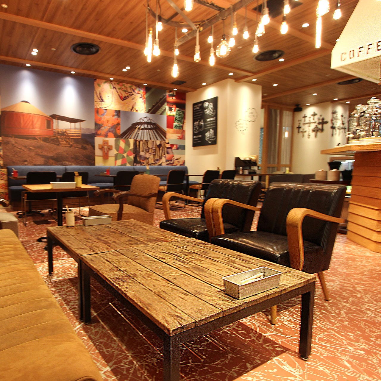 ベージュを基調としたYURTユルト大名古屋ビルヂング店の内装