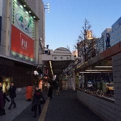 ダイスを左に川崎市役所方面に直進して下さい。