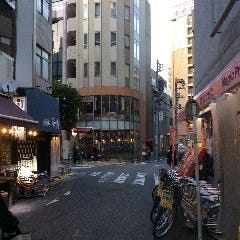 もう見えてきました！交差点左の角のガラス張りのビルです。
１FがNomi Deli　２FがColmena　です！
いらっしゃいませ！！