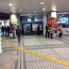 京急川崎駅　中央改札を出て左へ。