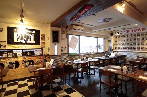 黒と白を基調としたステーキ・ダイナー・ブルの内観