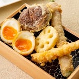 天ぷらは、自慢のシママース・抹茶塩・黒ごま七味とお好みで。