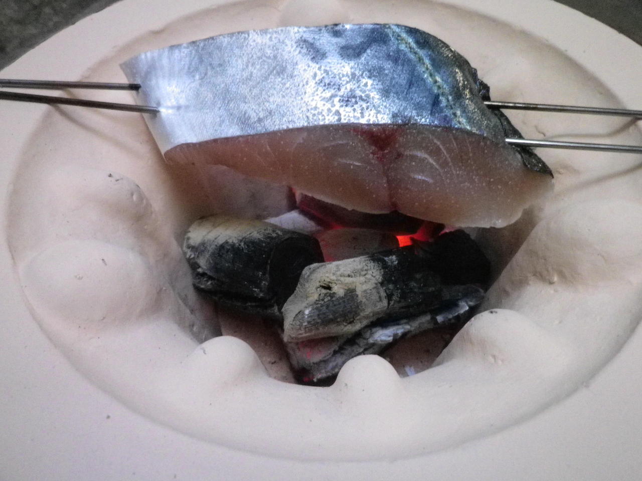 焼き物は備長炭で焼きます。
