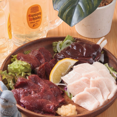 炭火焼きBBQ×食べ飲み放題 池袋キャンプ酒場 TOKOCK_馬刺し5点盛り