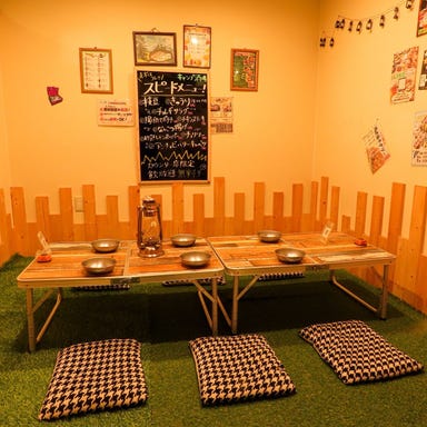 炭火焼きBBQ×食べ飲み放題 池袋キャンプ酒場 TOKOCK_キャンプ場をイメージした芝生ありの半個室席!!