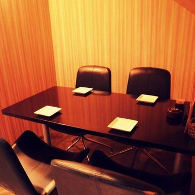 個室居酒屋 たき火 岡山駅前店_足元を気にせずそのままお席へご案内可能な、上品なテーブルタイプの完全個室