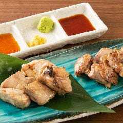 ジューシーで旨みたっぷりの地鶏を炭火焼きで