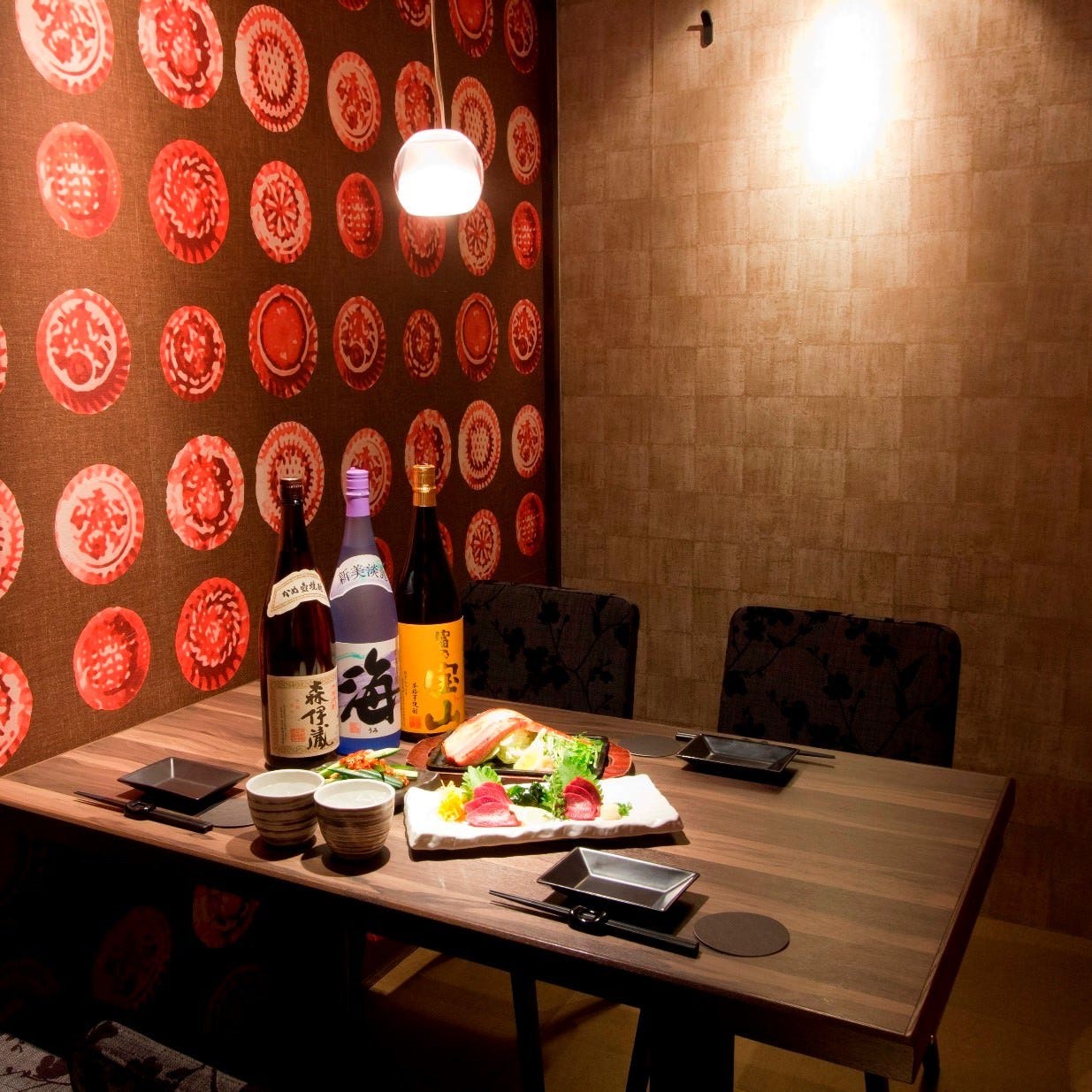 お酒や料理などが置かれた全席個室 楽蔵 秋葉原駅前店の店内の様子