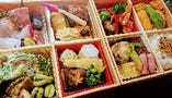 【会席弁当】
お祝いなど、特別なお集まりに。（税込3300円）