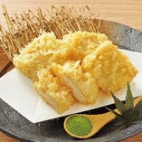 比叡ゆばを使った「比叡生湯葉とモッツァレラチーズの天ぷら」はおすすめの逸品。とろりと溶け出すチーズにやさしいゆばの味わいが合わさって、お酒のお供にもぴったりです。