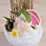 真鯛、まぐろ、サーモンと人気の魚種を御造りでご提供。今宵を華やかに彩る鮮やかな御造りを日本酒や焼酎などとご一緒に是非ご賞味ください。