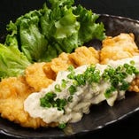 チキン南蛮タルタル　５８０円（税抜）　カラっと揚げた鶏肉をタルタルソースとともに。