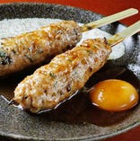 自家製つくね　＜１串＞２５０円（税抜）　フワフワの肉の中にコリコリのナンコツがアクセント。２串以上ご注文で卵黄をサービスいたします。