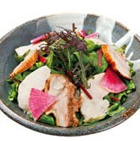鳥元サラダ　７８０円（税抜）　自慢の鶏肉と産直野菜のサラダです。迷ったらコレ！