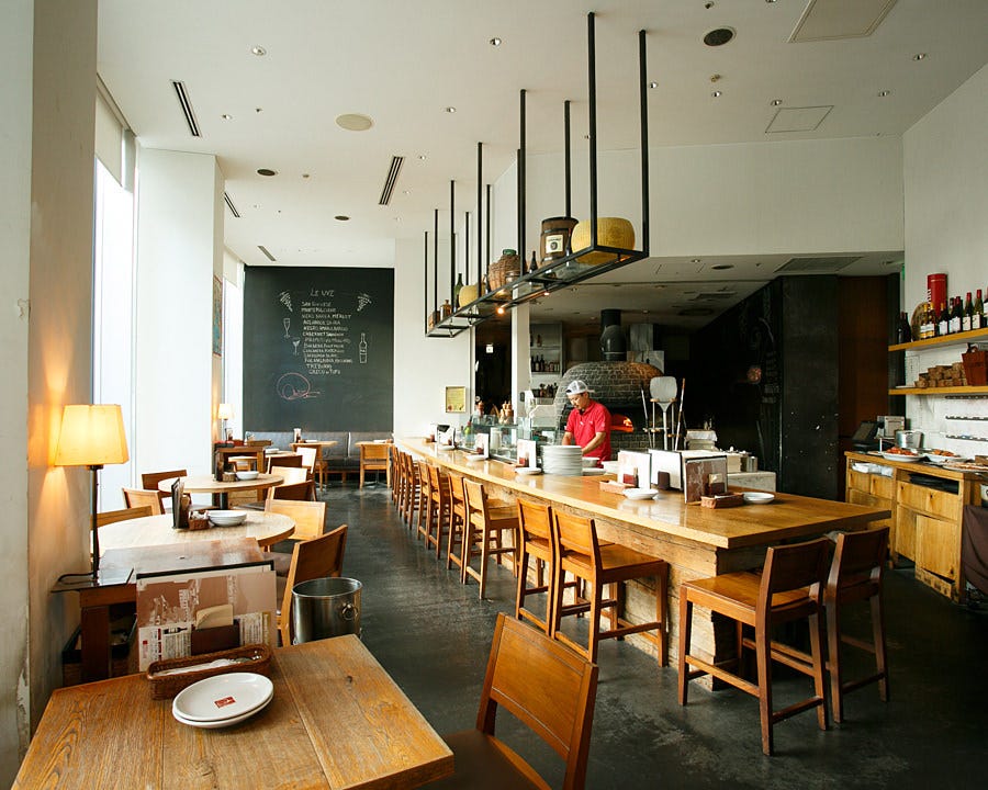 光が差し込むカジュアルな雰囲気の1階席