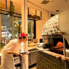 現地の職人が造った薪窯で焼き上げる本格ナポリピッツァをぜひ☆