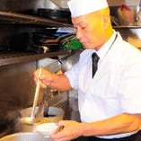 日本料理の名店で経験を積んだ料理長渾身の、創作和食をお楽しみください。