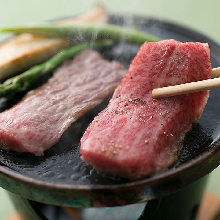 上質な黒毛和牛を使った石焼ステーキや炙り寿司が自慢です。