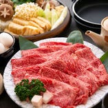 滋賀県のブランド牛「近江牛」など、厳選肉を使った『すき焼きコース』をご用意。