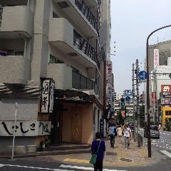 信号の先におそば屋さんと豊島区役所が見えます、黄色いのはモスバーガーです。