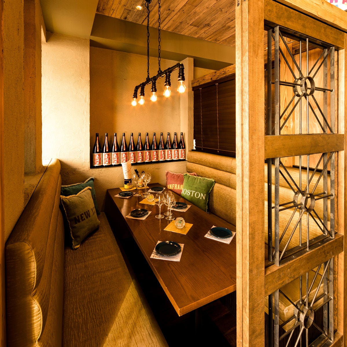 お酒が並べられた47都道府県日本酒と炉端焼き かつお立川店のテーブル席