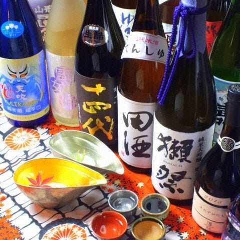 47都道府県日本酒と炉端焼き かつお立川店で提供されている酒瓶が並べられている様子