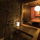 軒先から日本庭園が覗く純和風の完全個室