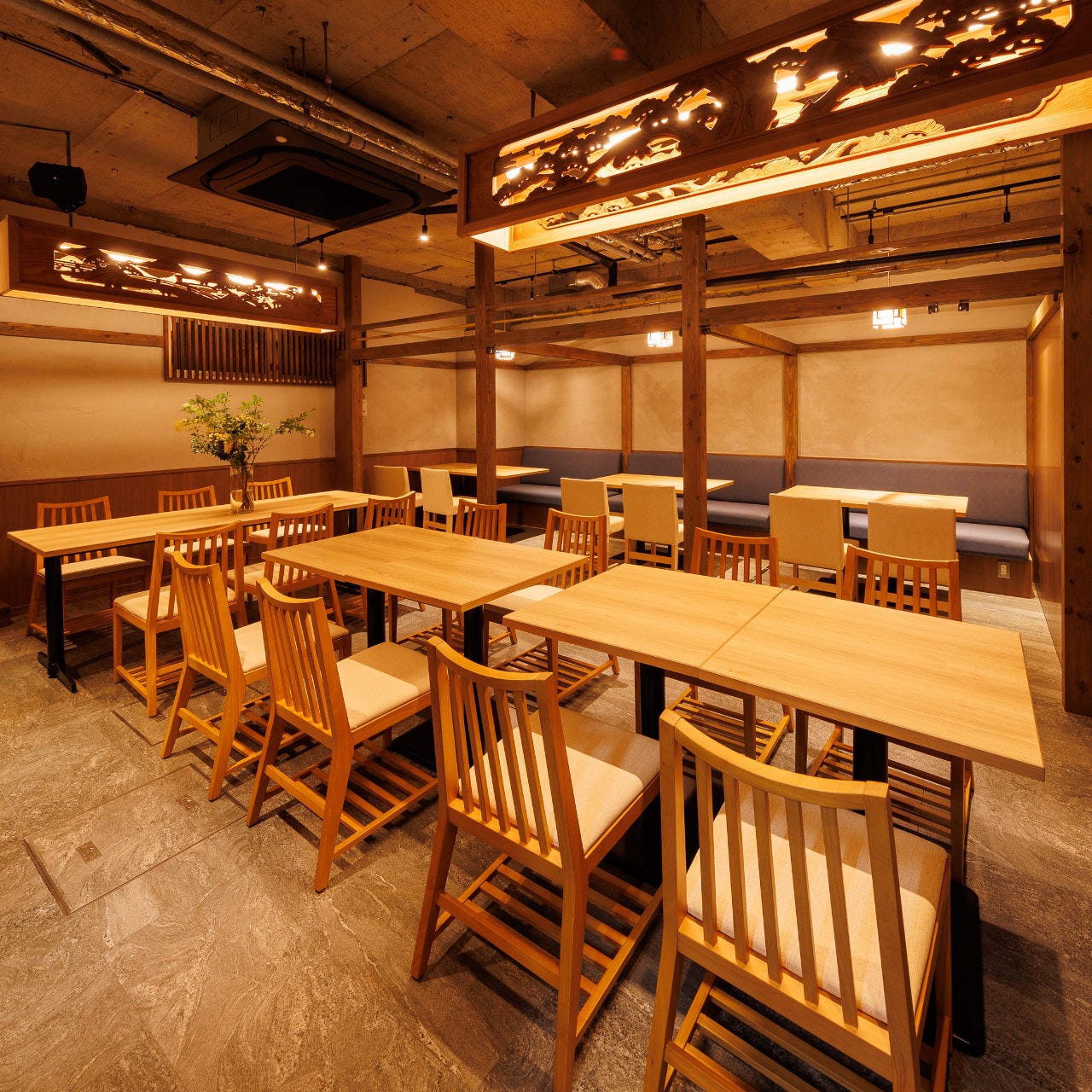 木のテーブルとイスがあるモダンな雰囲気の内観
