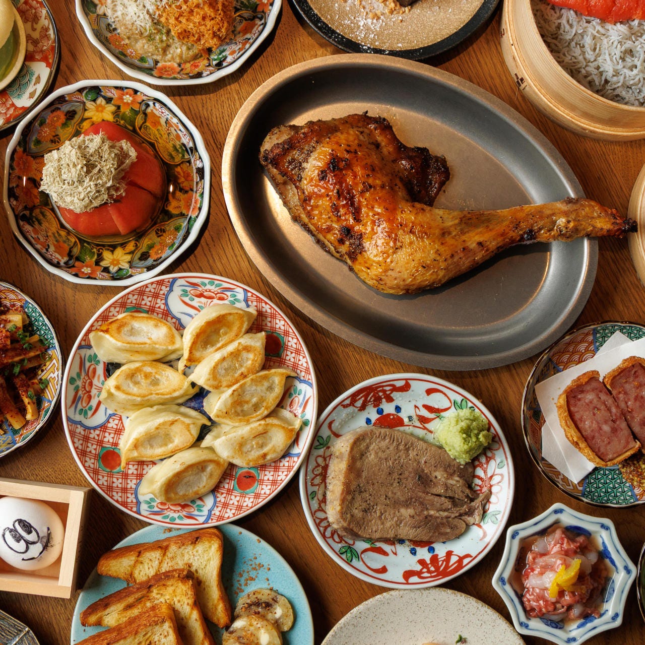 鶏肉や餃子など中華系料理がそろうテーブル