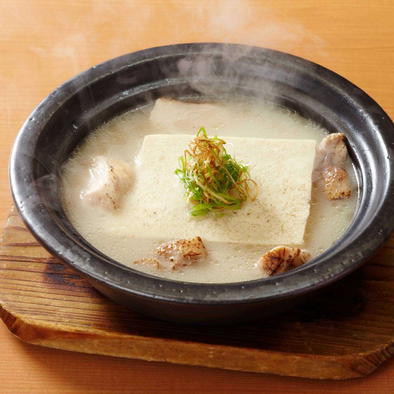 お茶の水 鳥どりの濃厚な味わいの鶏ガラ白湯とうふ