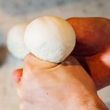 イタリア産の小麦粉を使ってお店で手作りする生地