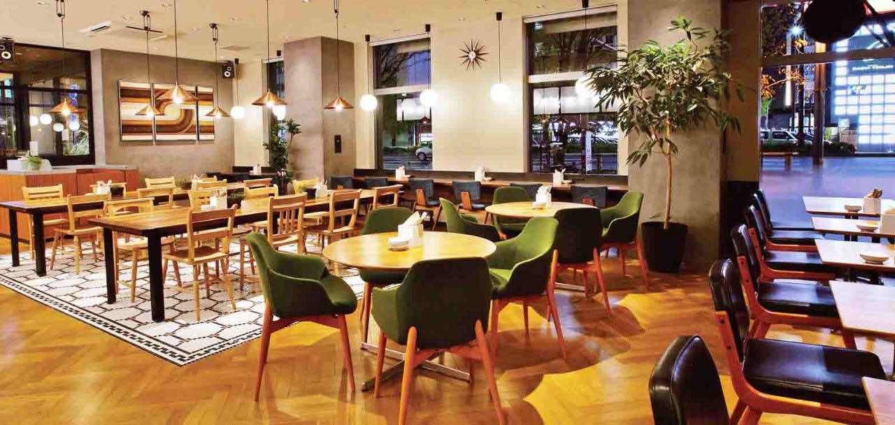 グリーンチェアが置かれたロイヤルガーデンカフェ 天神の店内