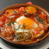 夏野菜のトマト煮込みに卵をおとしてオーブン焼きに。