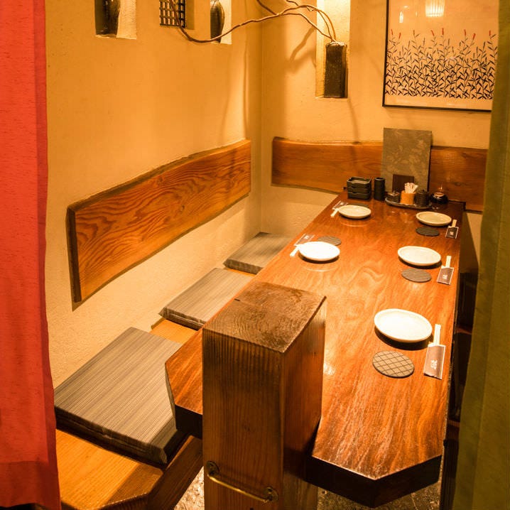 半個室や大人数対応可能なテーブル席も備える落ち着いた店内