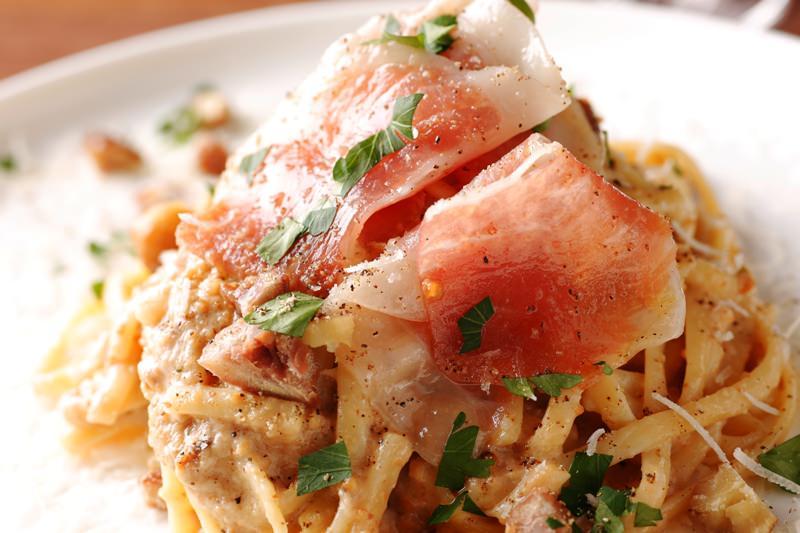 クロスフィールド ウィズ テラスラウジの生ハムがのったパスタ