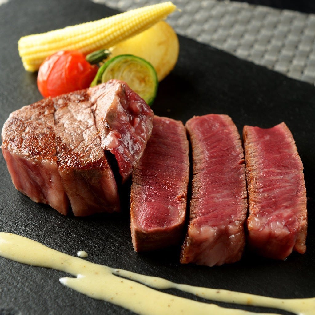 極上牛ステーキ』はトリュフ塩がお肉の旨みを引き立てる逸品