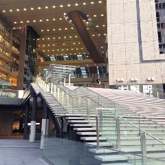 JR大阪駅北口から大階段を下りて下さい。