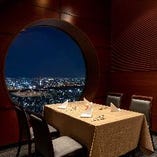 【テーブル席・2～40名様】
大きな丸窓でどこのお席からも景色をお楽しみいただけます