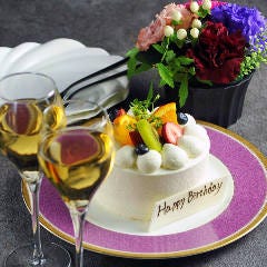 大切な日に彩りを添える乾杯ドリンク・ラウンドケーキ・卓上装花