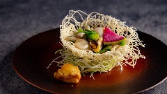 蝦夷鮑の旨みを引き立てた薄塩炒めを、繊細な巣篭もり仕立てで。