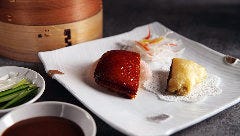 皮のパリッとした食感と深い旨みが際立つ、自家焼き北京ダック。