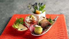 旬の恵みを美しく並べた、こだわりの前菜で華やかなひとときを。